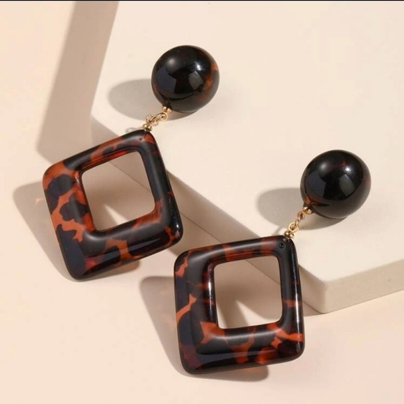 2 for $22🌺Tortoise Print Transparent Square Drop Hoop Earrings - Picture 2 of 3